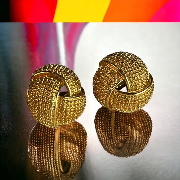 COPY - Vintage Avon Gold Tone Knot Clip On Earrings - Picture 1 of 7